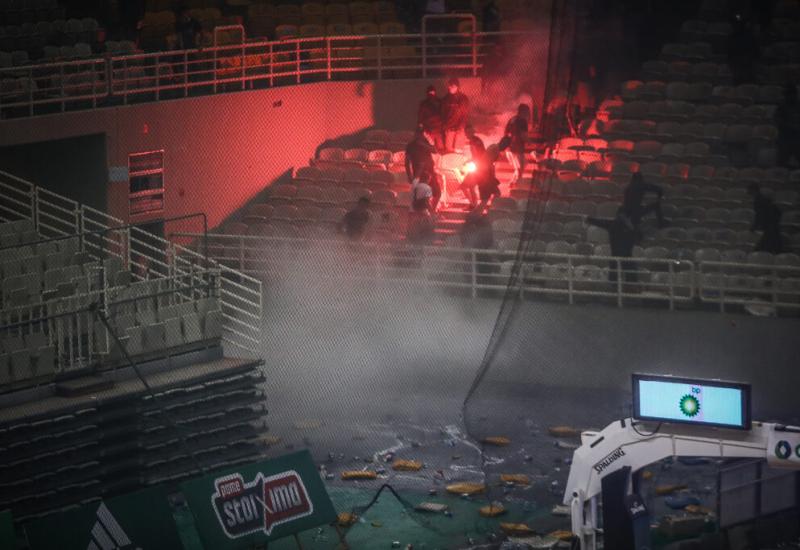 VIDEO I Ludnica u Ateni, domaći navijači prekinuli utakmicu 